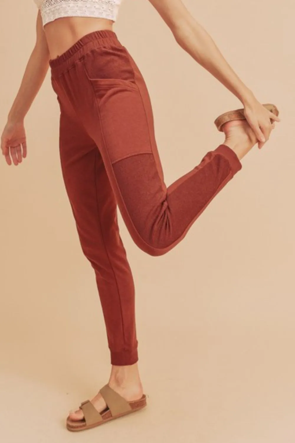 Aemi   Co Elastic Waist Joggers with Pockets