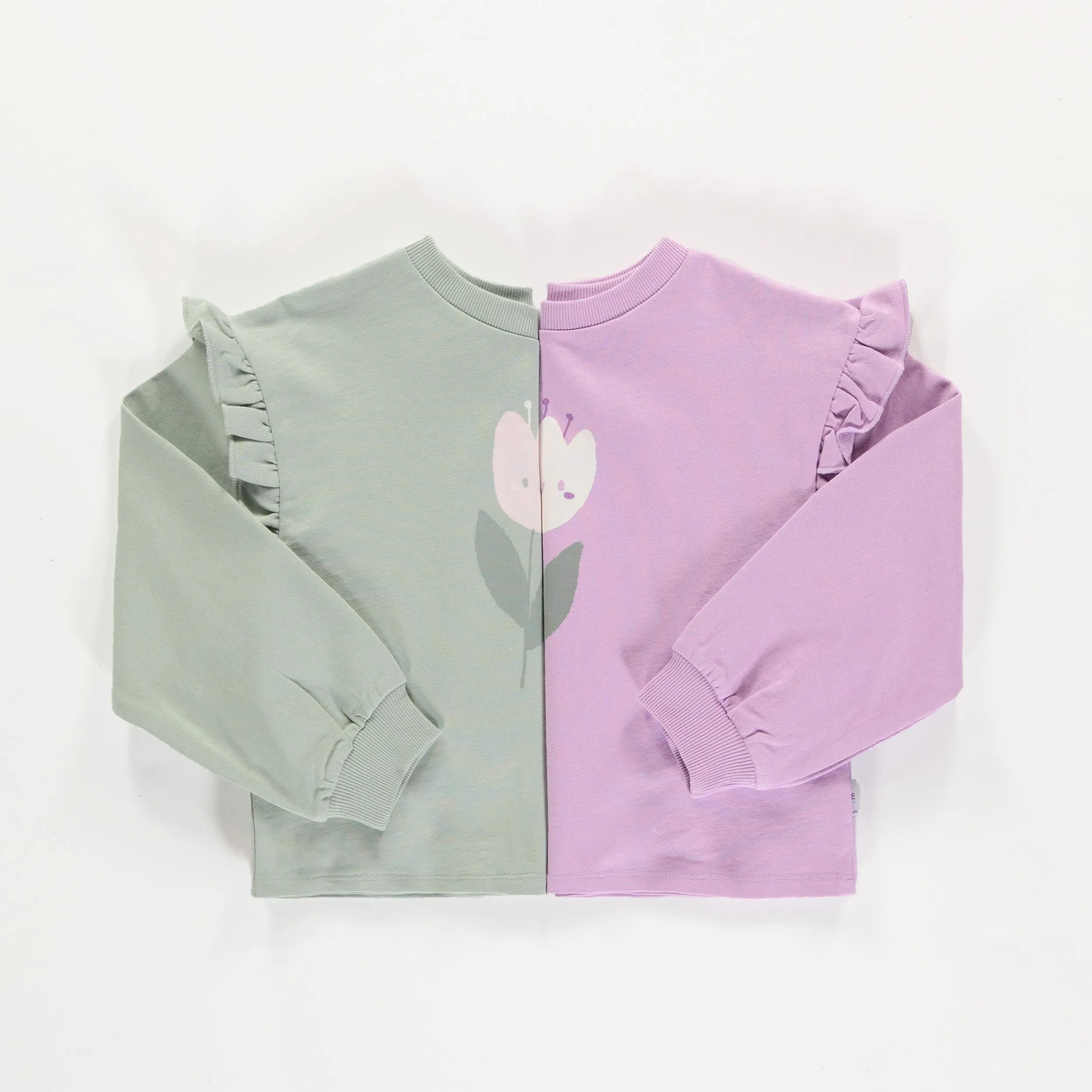 Chandail ample vert sauge avec motif de tulipe en coton français, enfant || Loose-fitting sage green sweater with tulip motif in french cotton, child