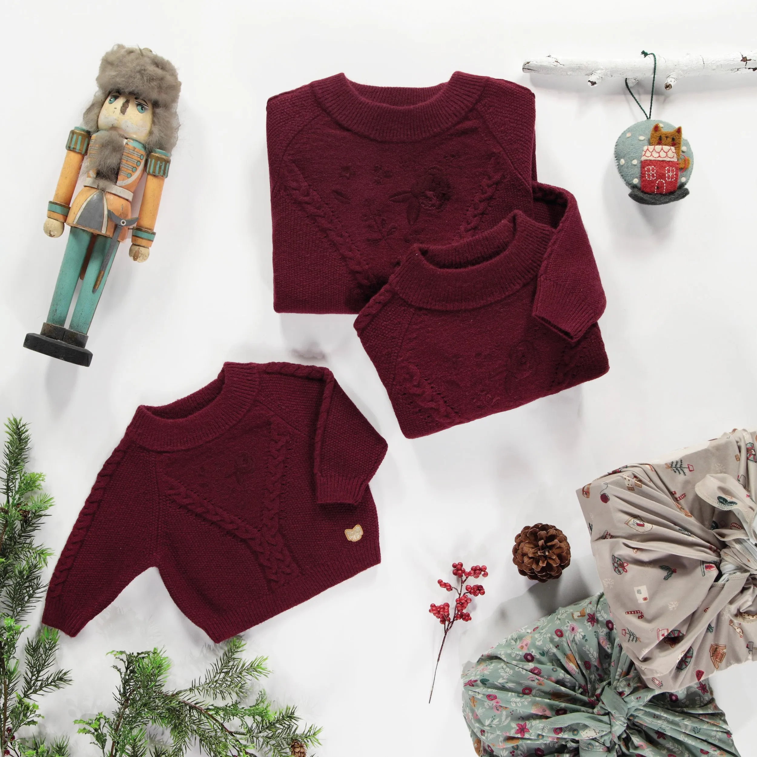 Chandail de maille bourgogne avec broderie et motif tressé, adulte || Long sleeves burgundy sweater with embroideries and braided pattern, adult