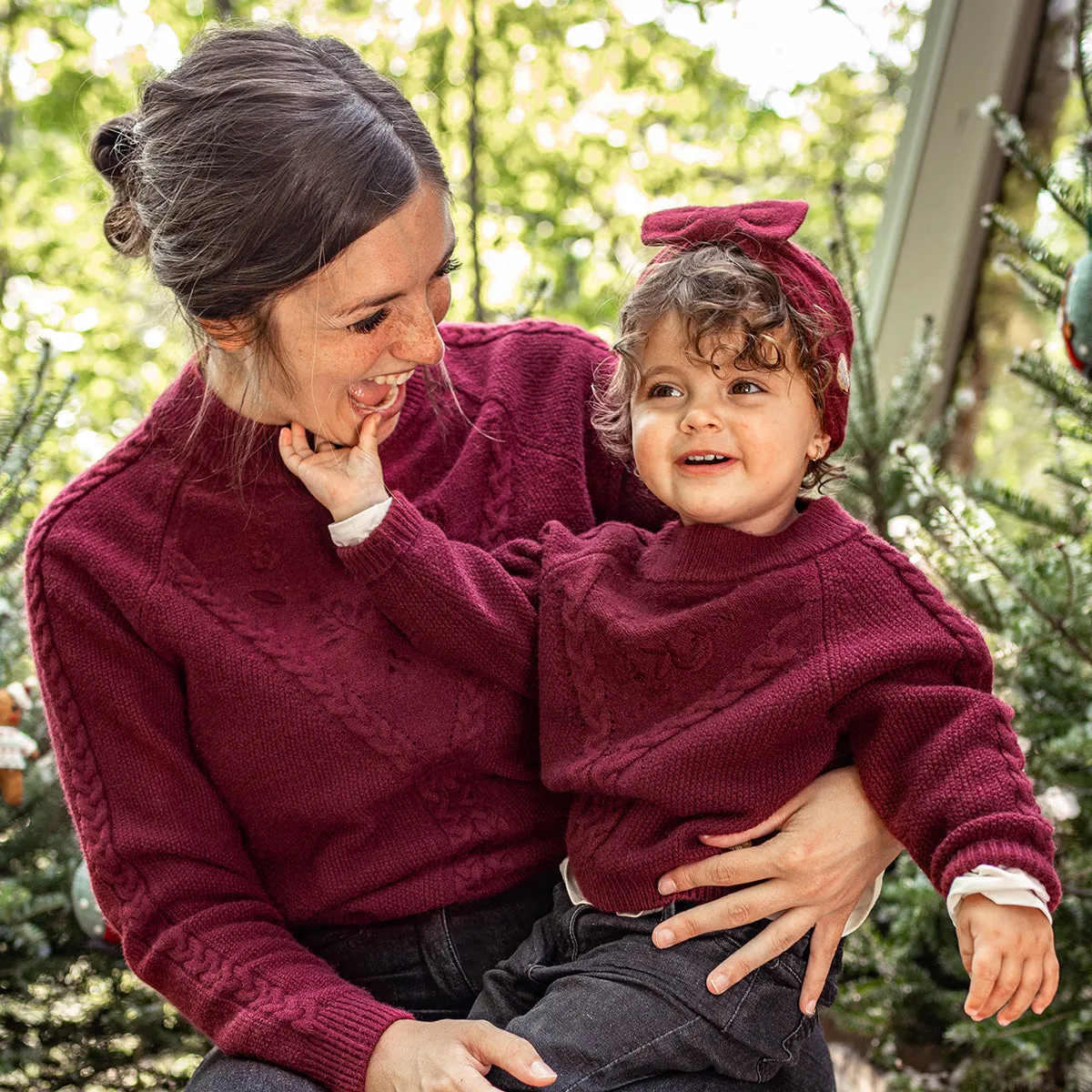 Chandail de maille bourgogne avec broderie et motif tressé, adulte || Long sleeves burgundy sweater with embroideries and braided pattern, adult
