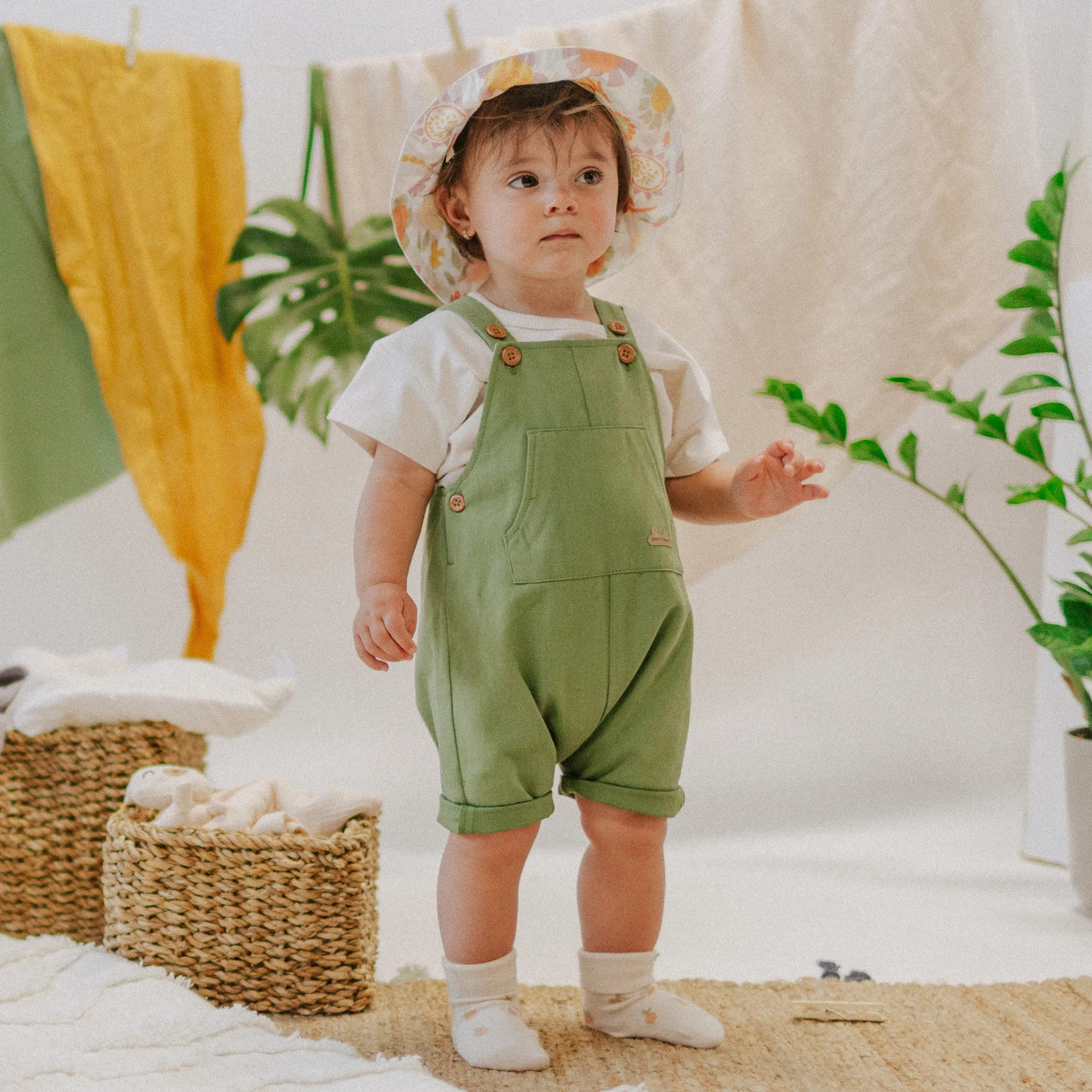T-shirt crème coupe droite en coton biologique doux, naissance  || Cream t-shirt straight cut in soft organic cotton, newborn
