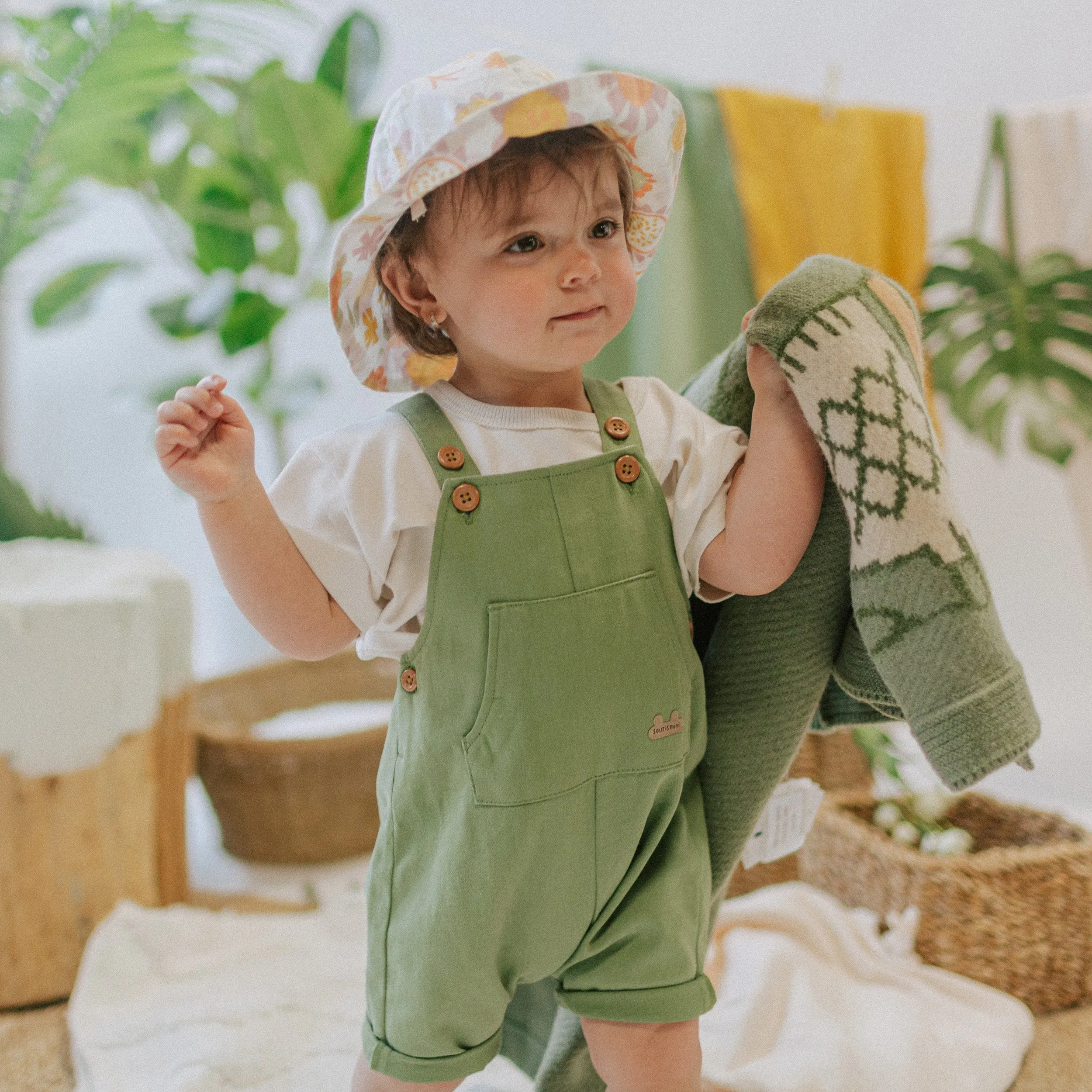 T-shirt crème coupe droite en coton biologique doux, naissance  || Cream t-shirt straight cut in soft organic cotton, newborn