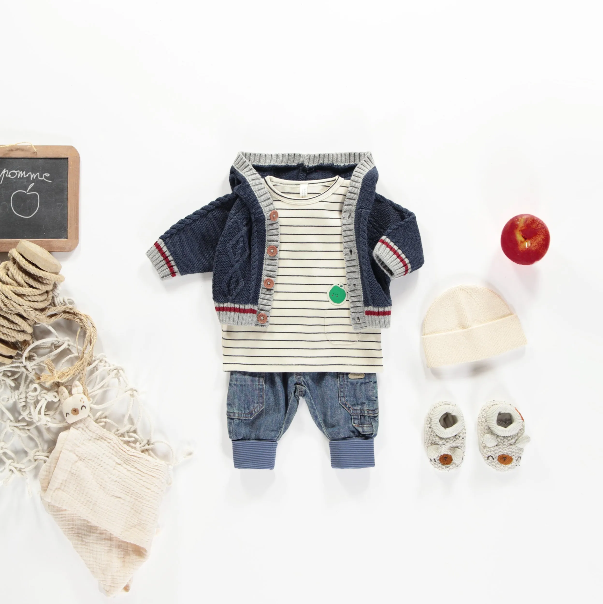 T-shirt crème rayé à manches longues avec illustration de pommes en jersey, naissance || Long-sleeved striped cream t-shirt with apple illustration in jersey, newborn
